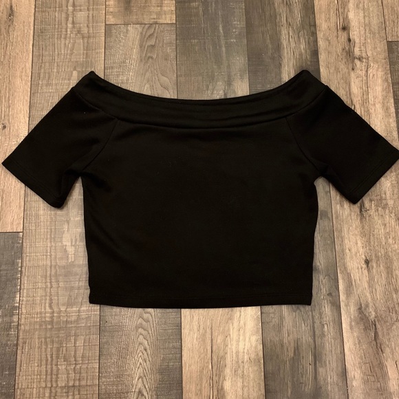 Black skirt and black crop top - Picture 2 of 2